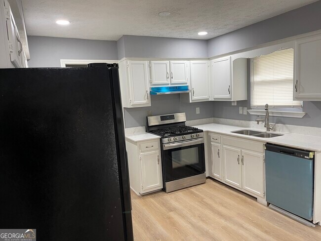 Building Photo - 235 Deerfield Dr