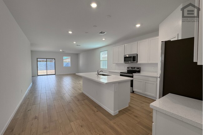 Building Photo - 18236 Avenida del Sol W