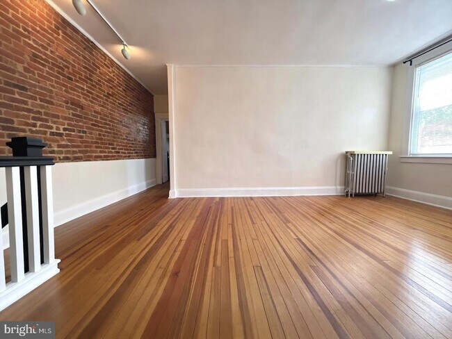 Building Photo - 1333 W 40th St