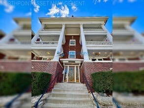 Building Photo - Amazing Top Floor 2bedroom w/Den Plaza Con...