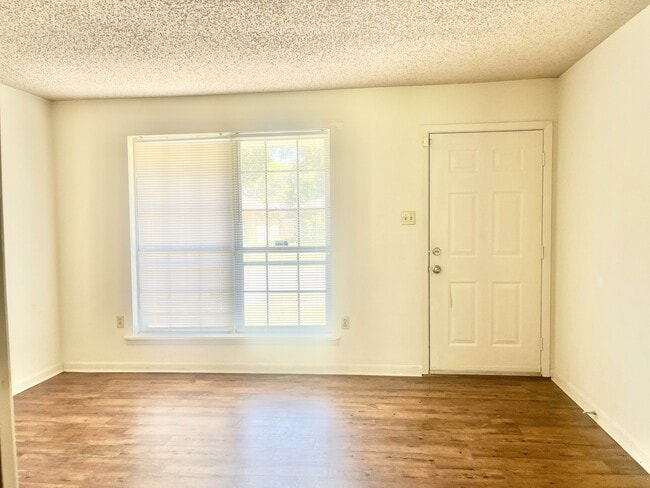 Building Photo - 2141 Shady Oaks Dr