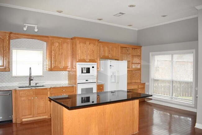 Building Photo - Spacious 3-2-2 with Study in North Richlan...