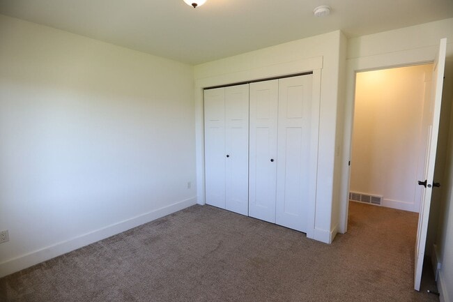 Building Photo - 1327 Silverton Dr