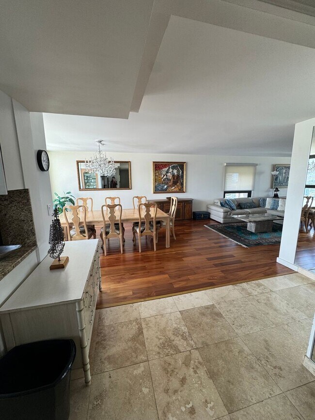 Building Photo - Luxury High-Rise Living with Panoramic Oce...