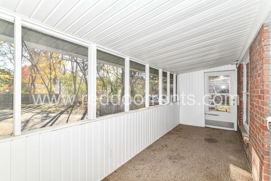 Building Photo - 125 E 49th St