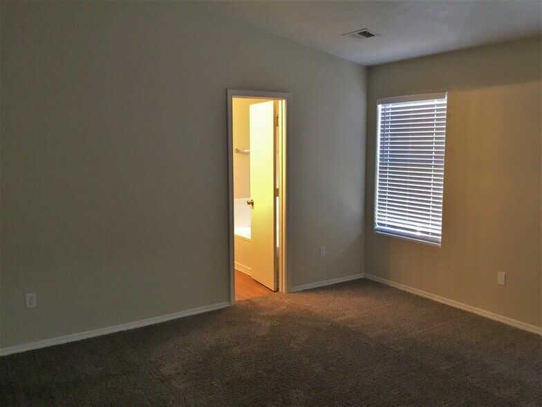 Building Photo - 5849 Sandoval Dr NE