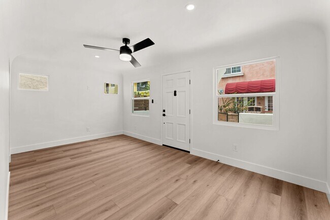Building Photo - 749-749.5-7495 York Ct