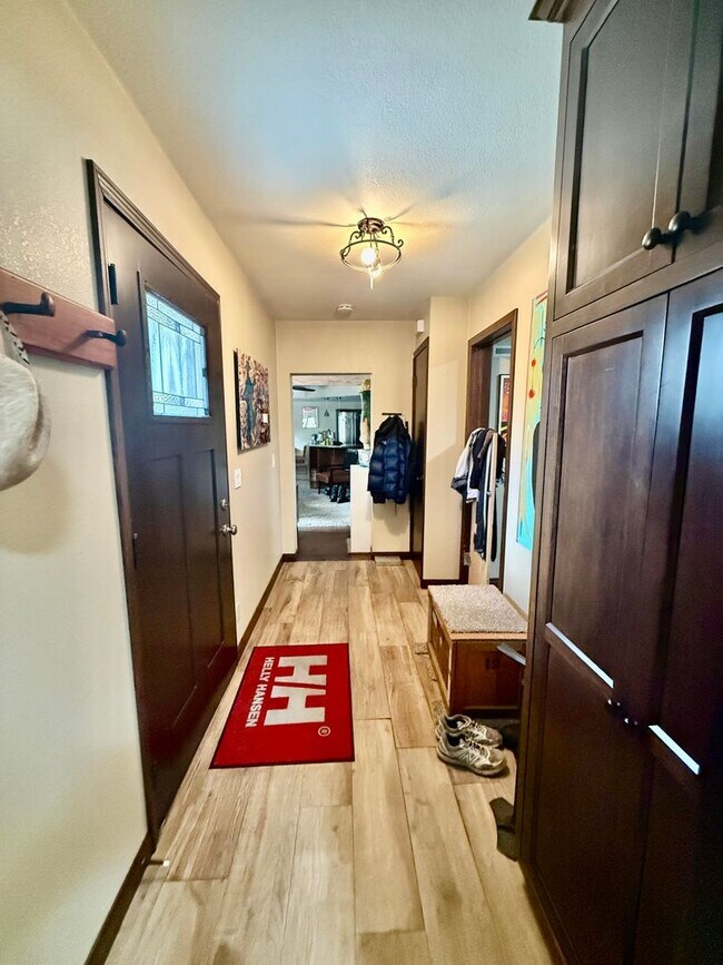 Building Photo - Sunny Slopes Mountain Retreat | Spacious 3BD Home with Large Yard