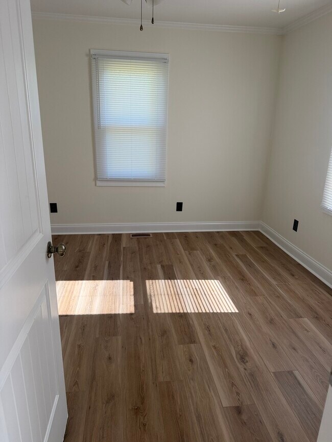 Building Photo - 823 Bristol Dr