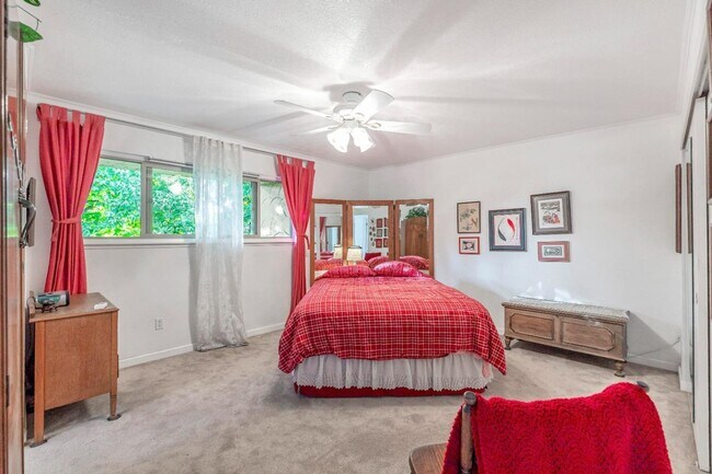 Building Photo - Recently updated spacious 3 bedroom 2.5 bath townhome available soon