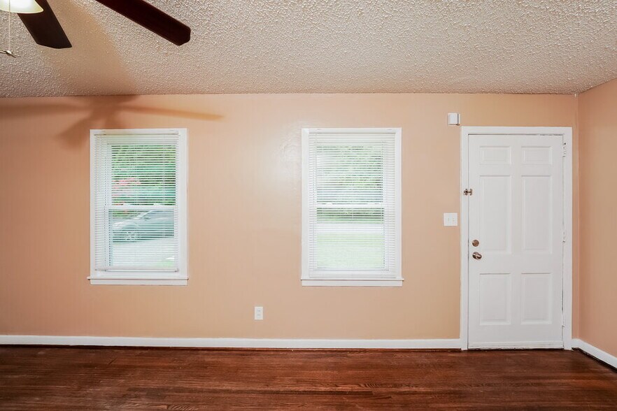 Building Photo - 948 Edwards Lake Rd