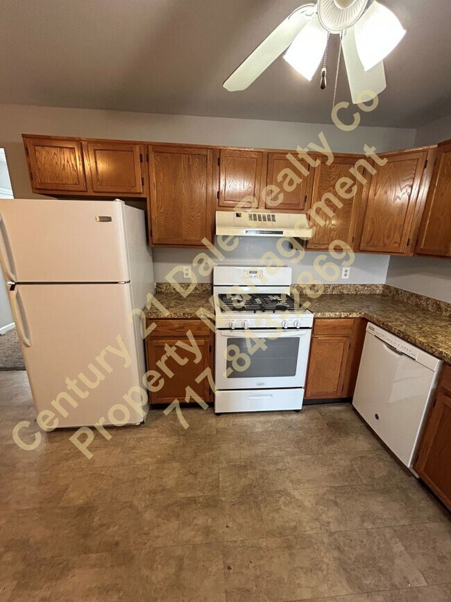 Building Photo - 3 BR, 1.5 Baths, 1 car garage Dover PA