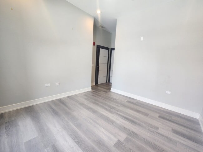 Building Photo - 2406 W Armitage Ave