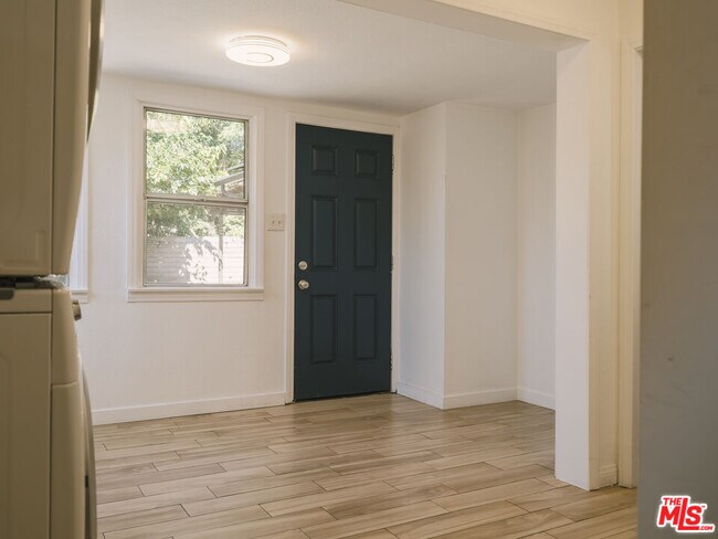 Building Photo - 917 N Ave 51