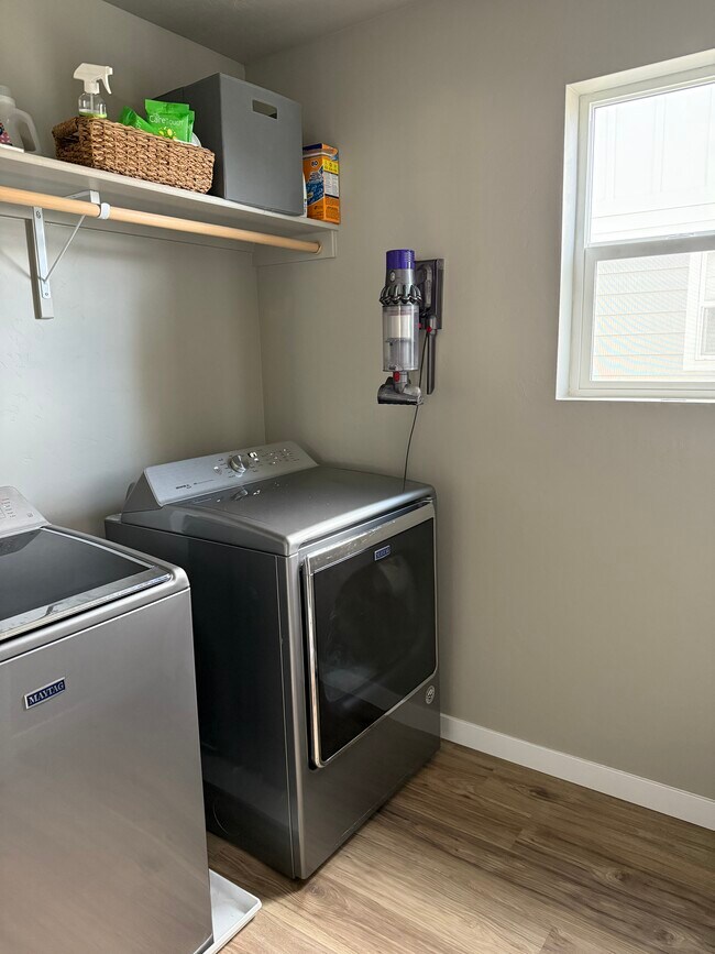 Building Photo - 336 S Calf Crk Ave