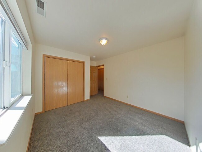 Building Photo - 3 Bedroom with DETACHED GARAGE! Great Cent...