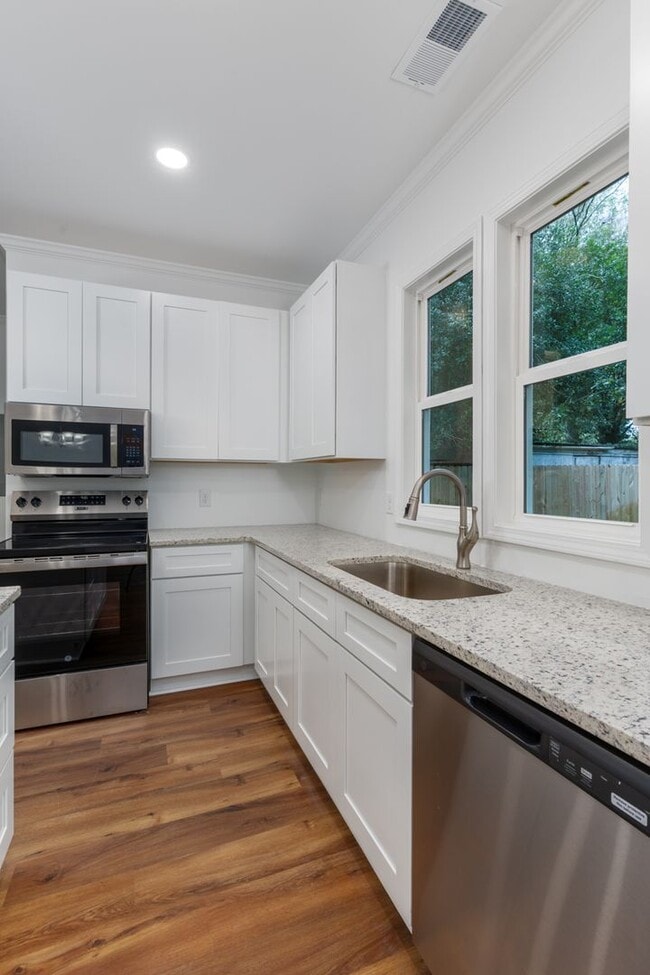 Building Photo - Pre-Leasing for the 26-27 School Year! Unbeatable Location