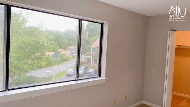 Building Photo - 583 Southampton Ct