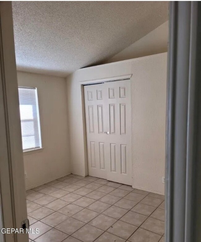 Building Photo - 910 Destello Rd