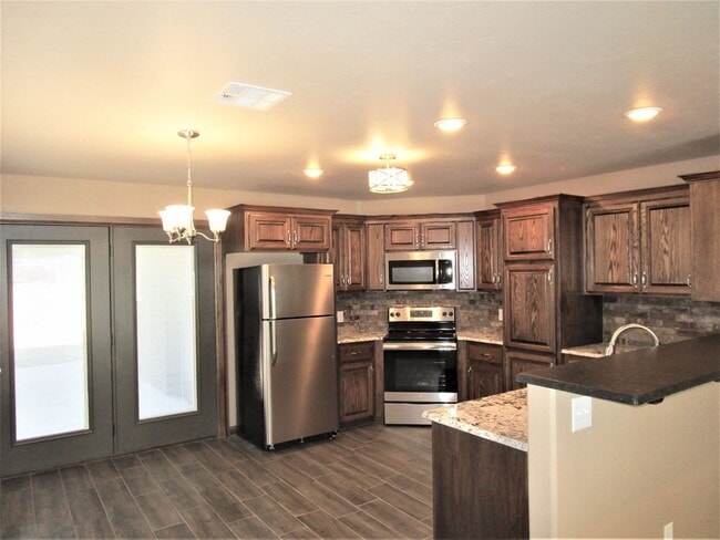 Building Photo - Like New!  3 bedroom 2 bath 2 car garage!