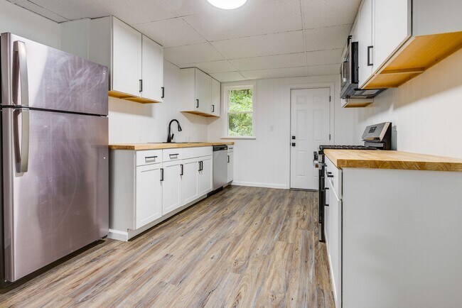 Building Photo - AVAILABLE August 2026 - Fully Renovated Mount Washington Charmer with Historic Details & Modern U...