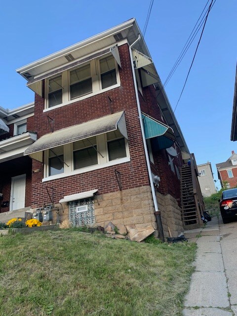 dedicate access to unit from the side of the building - 1411 Beechview Ave