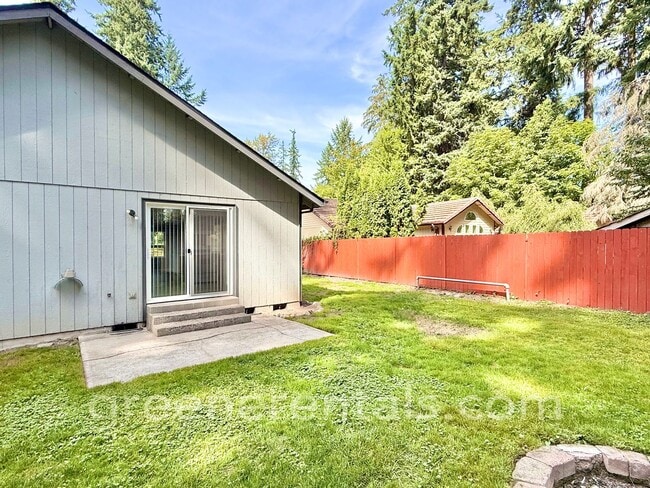 Building Photo - 3BR/2BA Rambler in Nisqually Pines with Co...
