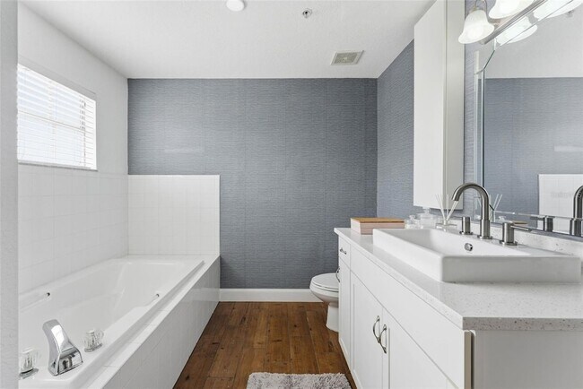 Building Photo - 13838 Fairway Island Dr