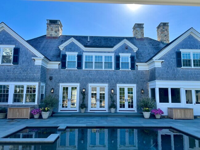 Building Photo - 3 Field Club Dr