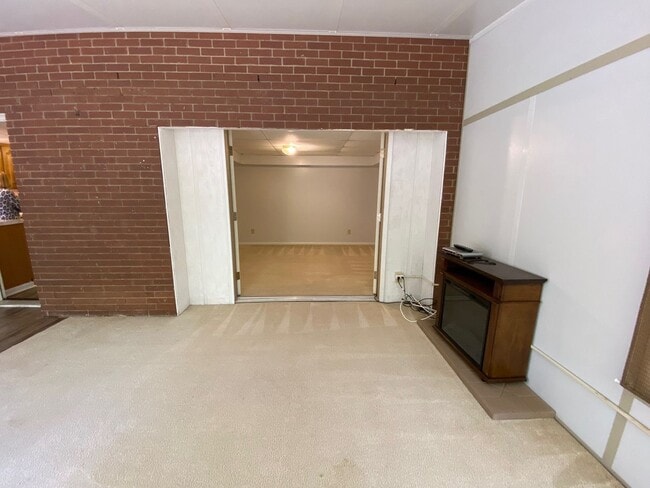 Building Photo - South AVL - Spacious 1/1 Apt with Sunroom!