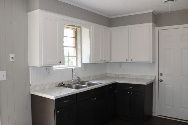 Building Photo - Charming 3 Bedroom, 1.5 Bath Home with Gar...
