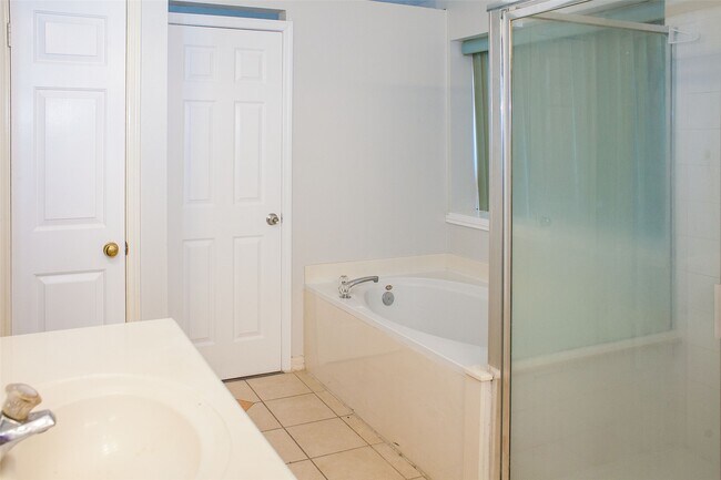 Building Photo - 6223 Newbury Dr