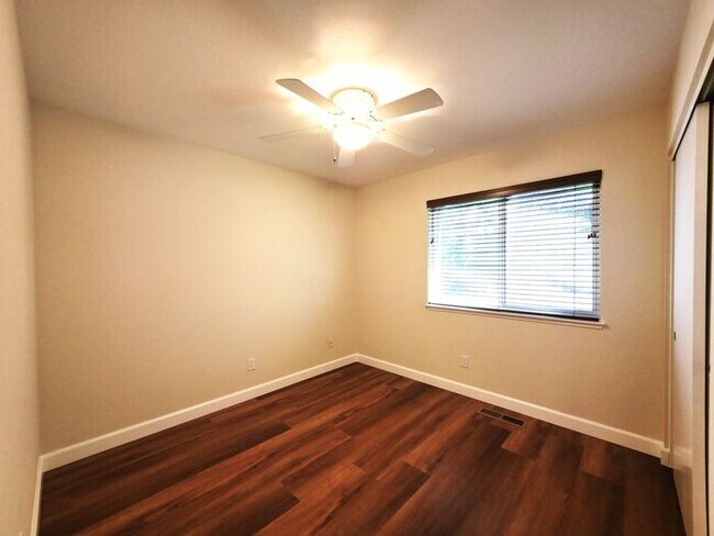 Building Photo - Beautifully Updated 3 Bedroom 2 Bath Updat...