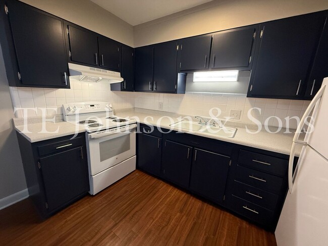Building Photo - 2 Bedroom Salem View Apartment!