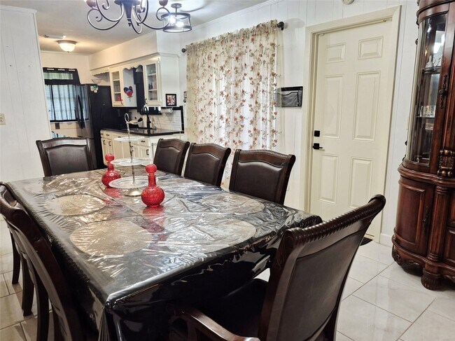 Building Photo - 854 Shawnee St