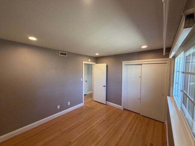 Building Photo - 9152 Condesa Dr