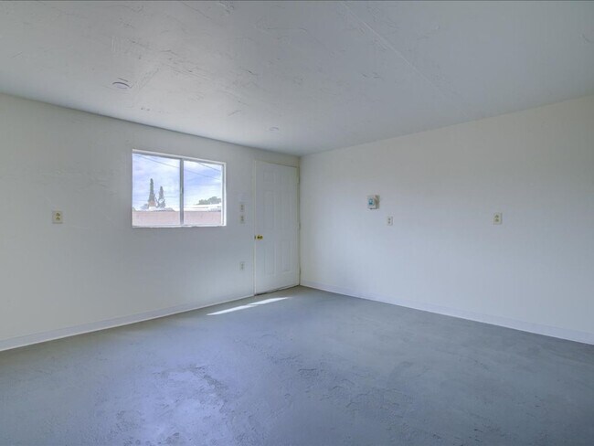 Building Photo - Fully Remodeled 3BR Home + Detached Bonus Room | Private Yard | Central A/C