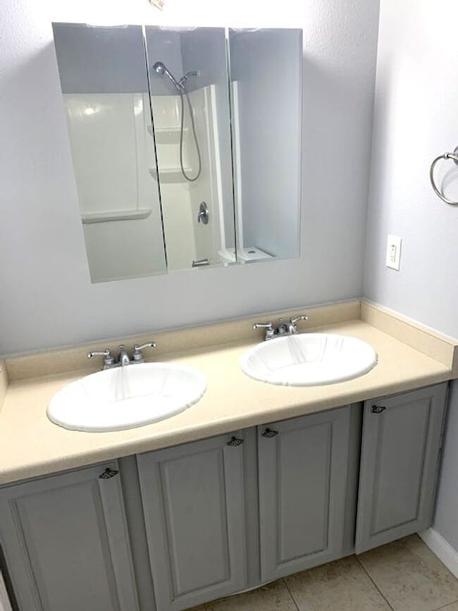 Building Photo - 3 bedroom home in Spring Creek with a garage