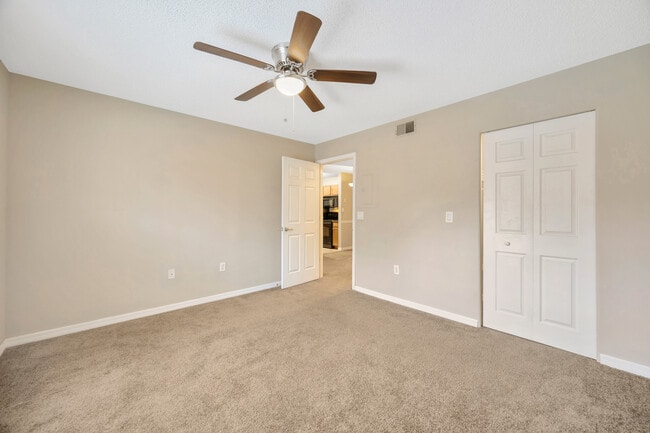 Building Photo - Lake Parsons Green