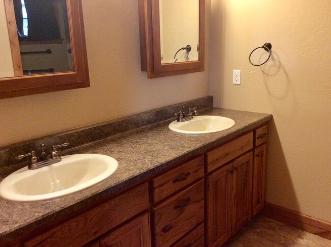 Building Photo - Stunning Townhome in South Heart