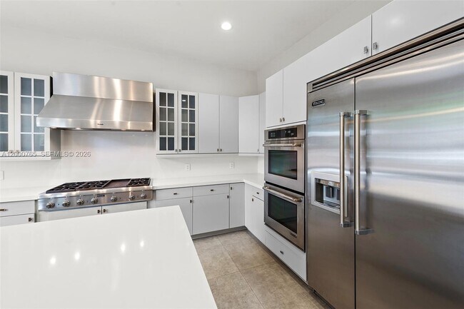 Building Photo - 552 Palm Dr