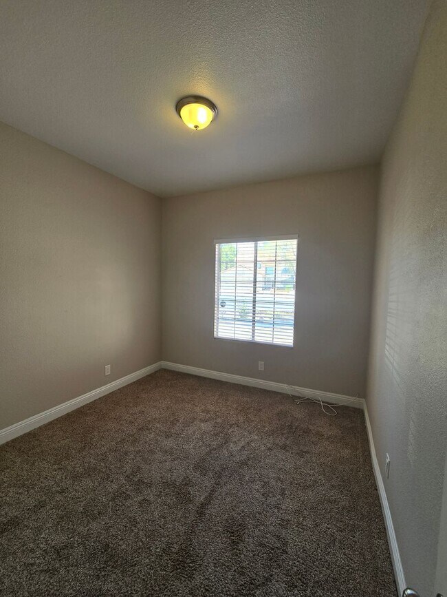 Building Photo - A Fabulous 4 Bedroom Single Story Home at the Lakes