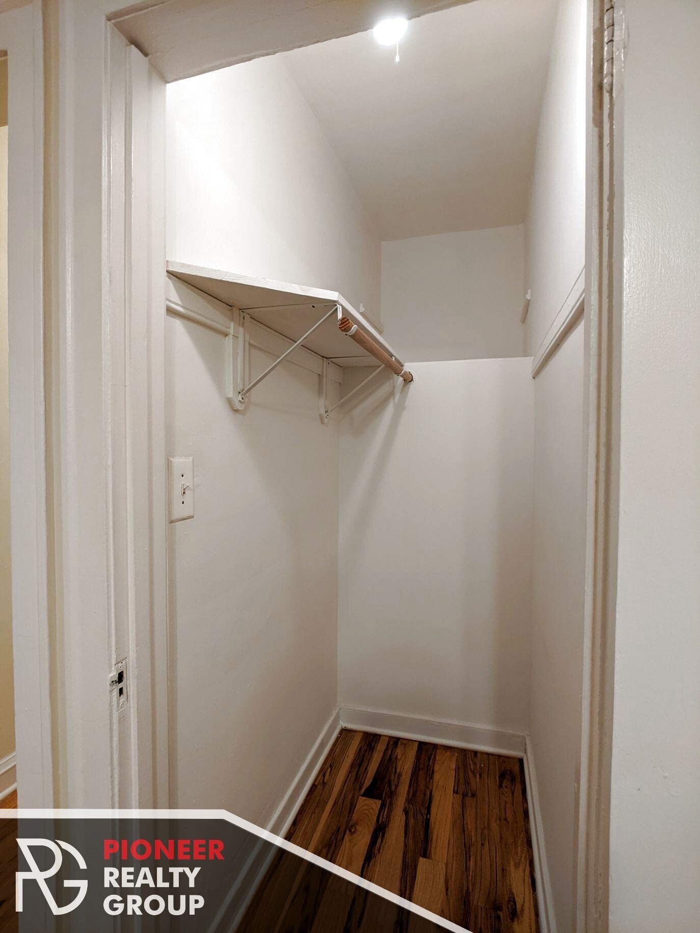 Building Photo - 546 W Wellington Ave