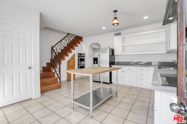 Building Photo - 449 N Sweetzer Ave