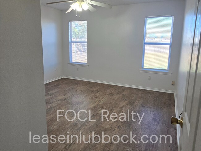 Building Photo - 2 bedroom, 2 bath, 1 car garage