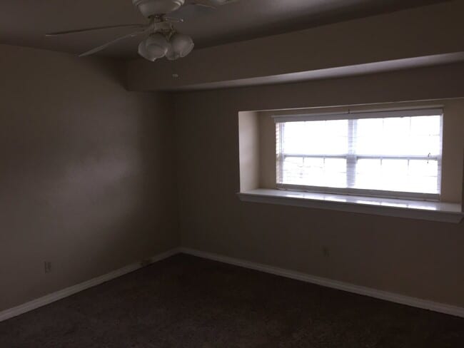 Building Photo - Great Location!