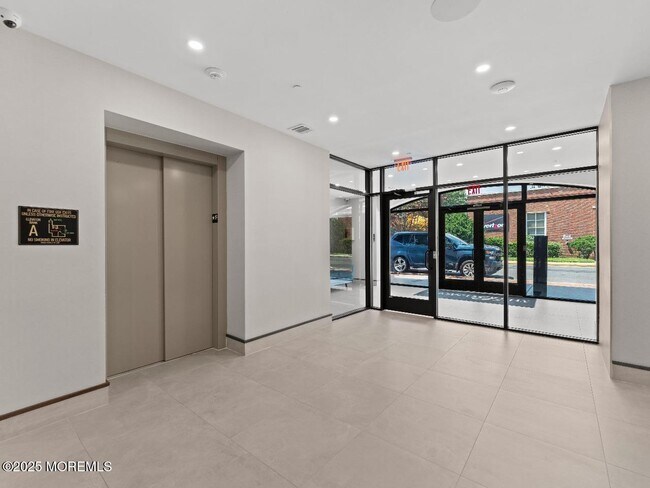 Building Photo - 27 3rd Ave