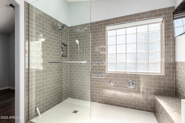 Building Photo - 5257 W Belmont Ave