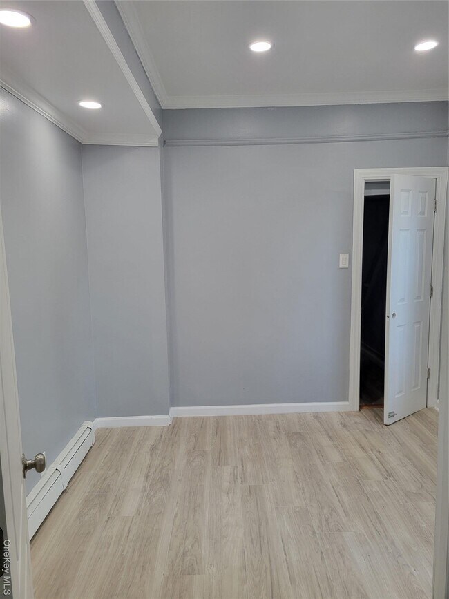 Building Photo - 871 Throgs Neck Expy