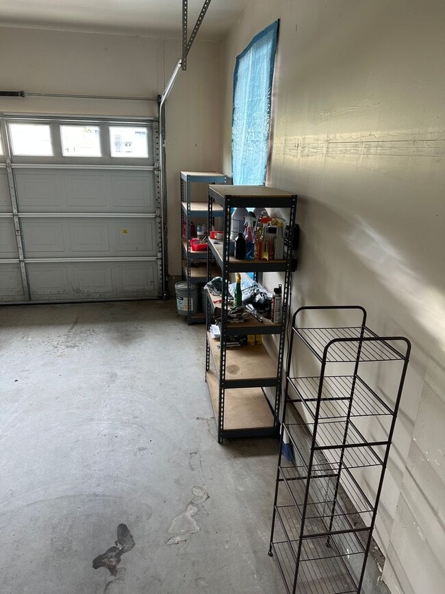 Building Photo - Sunny 3 Bedroom, 2 full bath w/Solar and B...